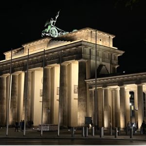 Berlin: Zamanın ve Kaderin Sabırla Ördüğü Yolculuk